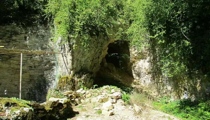 Grotte du Renne i Bourgogne i Frankrike. Her har det blitt funnet verktøy etter neandertalere, og det regnes som et viktig funnsted.