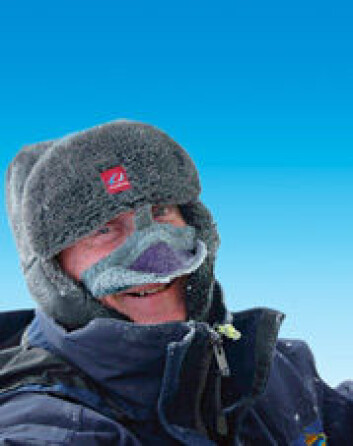 "Einar Johansen fra Norsk Polarinstitutt på Polarår-ekspedisjon, 3604 moh., Dronning Maud Land." "Einar Johansen fra Norsk Polarinstitutt på Polarår-ekspedisjon, 3604 moh., Dronning Maud Land."