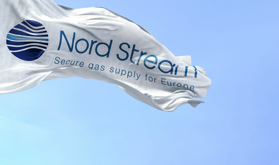Nord Stream-selskapets flagg vaier i Greifswald i Tyskland. Den russiske olje- og gassbedriften Gazprom er hovedaksjonær i aksjeselskapet.