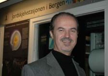 "Kuvvet Atakan, professor ved Institutt for geovitskap, ser den nye avtalen med Oljeindustriens Landsforening som eit uttrykk for at oljeindustrien ser klare verdiar i grunnforskinga ved universitetet." "Kuvvet Atakan, professor ved Institutt for geovitskap, ser den nye avtalen med Oljeindustriens Landsforening som eit uttrykk for at oljeindustrien ser klare verdiar i grunnforskinga ved universitetet."