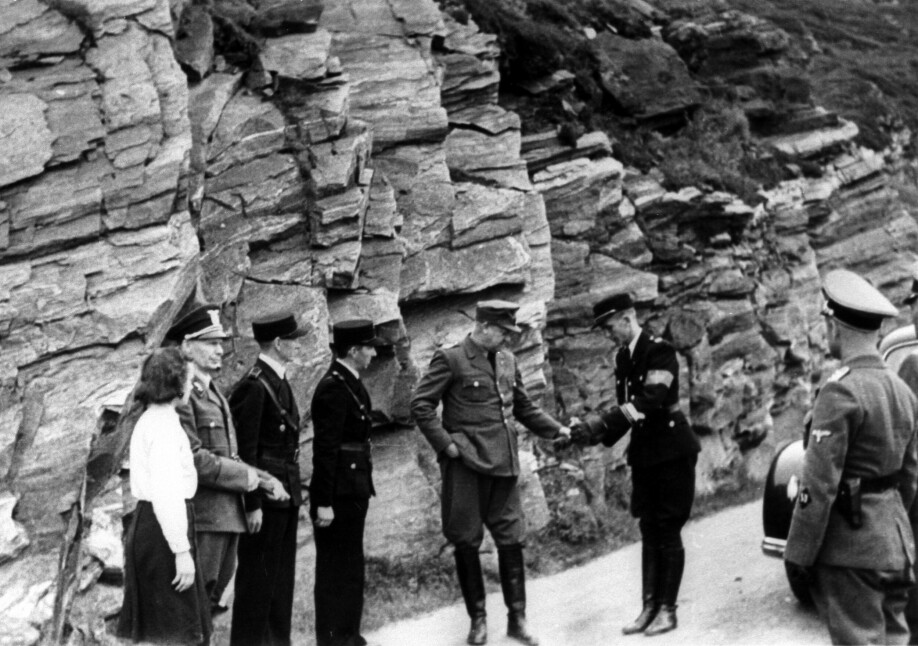 I juli 1943 var Vidkun Quisling på besøk i Finnmark. Her sammen med blant annet medlemmer av Hirden, i tillegg til det som trolig er politipresidenten og en tysk offiser.