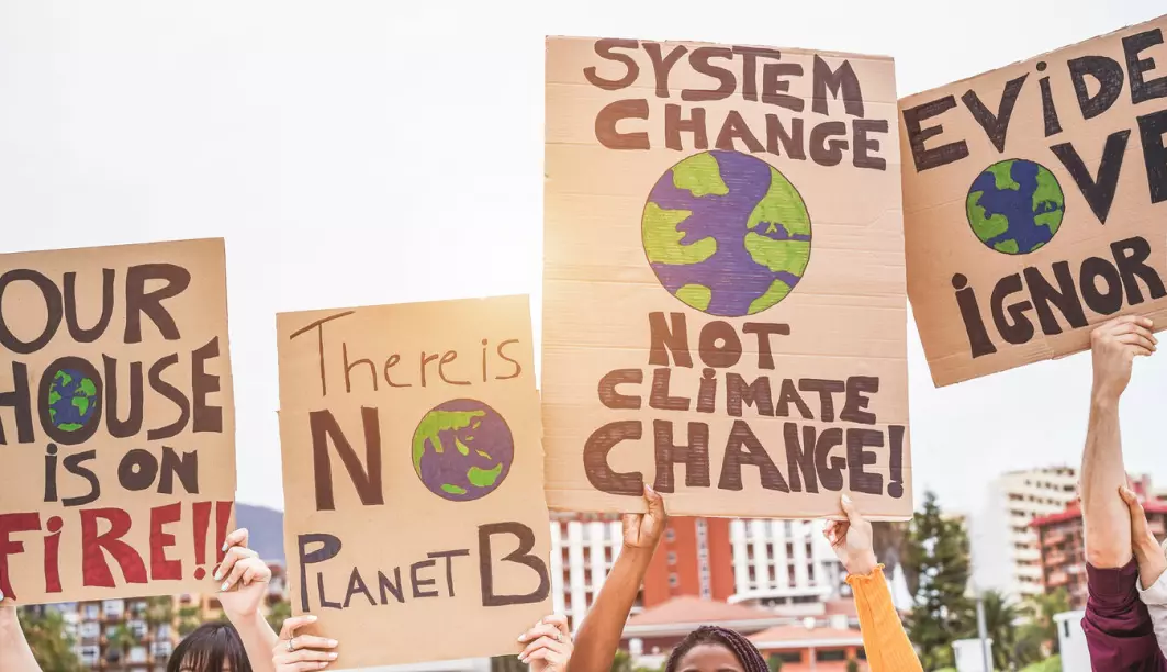 Noen klimaaktivister demonstrerer høylytt mens andre nekter å tro at klimaendringene er menneskeskapte. Vi må bort fra polariseringen og forstå nyansene, mener forsker.