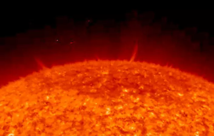 "Både overflaten og atmosfæren på sola er svært dynamisk og endrer seg hele tiden. Bildet er tatt av ESA/NASAs satellitt SOHO. (Foto: ESA/NASA)"