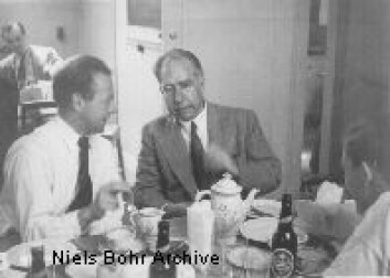 "Bohr og Heisenberg i 1936." "Bohr og Heisenberg i 1936."