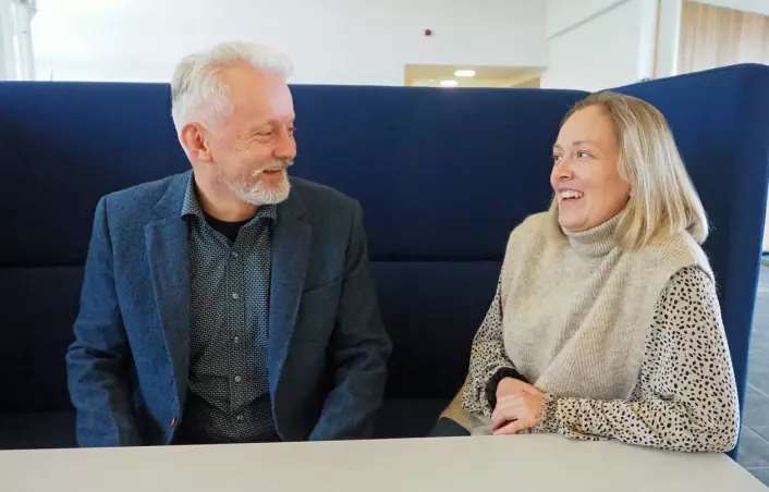 Nils Åge Aune og Silje Kristin Meisal koster på seg et gledens sukk, etter vel overstått muntlig eksamen i master i kunnskapsledelse (MKL) ved Nord universitet.