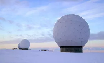 "Antennene til SvalSat på Platåfjellet på Svalbard. Her lastes data ned fra Hinode og flere andre satellitter. (Foto: KSAT) "