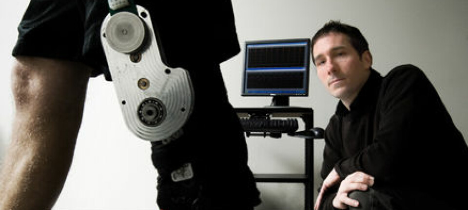 "Forsker Max Donelan bak apparatet som fanger energi fra kneet og forvandler den til elektrisk energi."