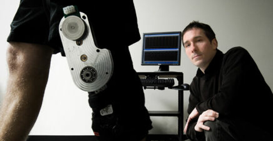 'Forsker Max Donelan bak apparatet som fanger energi fra kneet og forvandler den til elektrisk energi.'