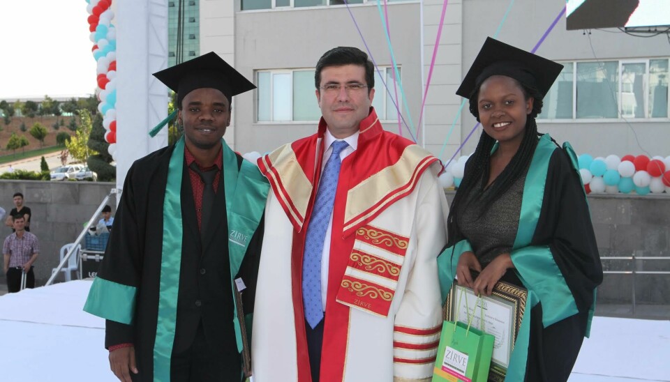 Adnan Kisa (i midten) har i snart 30 år vært involvert i studier som myndigheter rundt om i verden legger til grunn for sine helsebudsjetter.