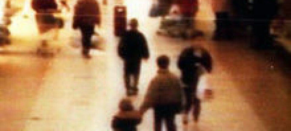 'Verdens kanskje mest berømte overvåkingsbilde: Toåringen James Bulger blir bortført fra et kjøpesenter i Liverpool i 1993. Bulger ble senere drept av to ti år gamle gutter.'