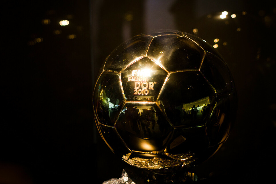 Ballon d'Or har siden 1953 årlig blitt delt ut til verdens beste fotballspiller. Men prisen, som gis på bakgrunn av stemmer fra landslagskapteiner, landslagstrenere og journalister, lider av «kulturell partiskhet». Det vil si forutinntatte holdninger.
