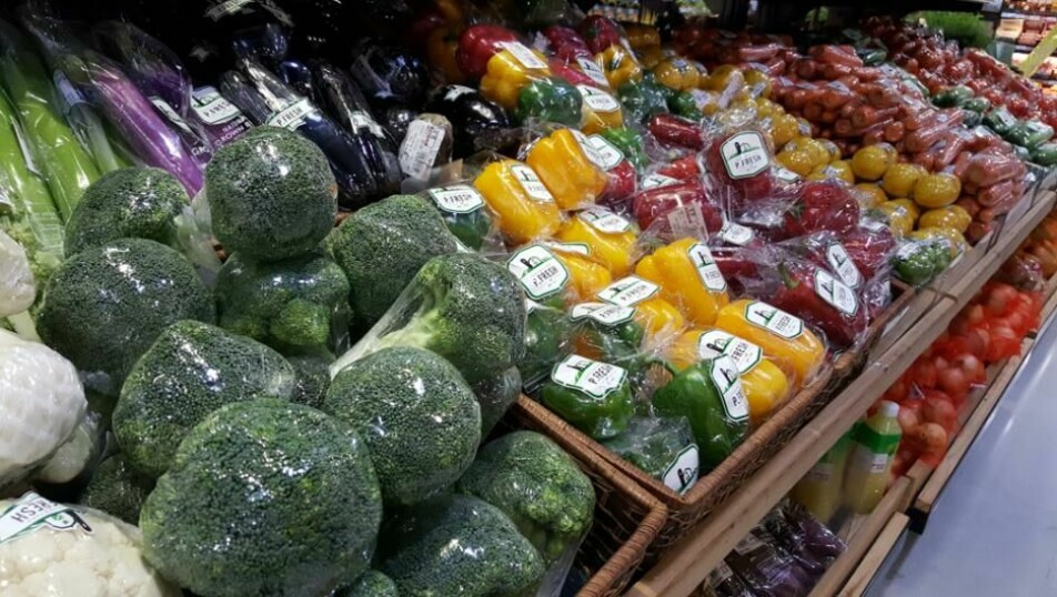 Grønnsaker pakket inn i plast kan noen ganger skape sinne. Men uten emballasje ville mange matvarer vare kortere og derfor ende i søpla, noe som ville øke CO2-utslippene.