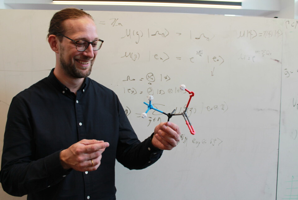 Matthias Christandl viser en aminosyre-struktur i plast. Hvis alt går etter planen, vil kvantedatamaskiner i framtiden kunne simulere molekylestrukturer i denne størrelsesordenen.