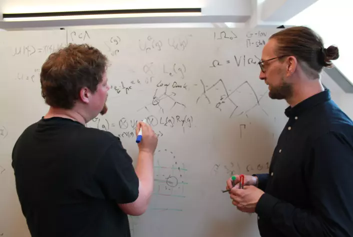 Det aller meste av jobben med å utvikle kvantealgoritmer foregår analogt, foran store tavler der forskerne diskutere ligninger som kan brukes i algoritmen.