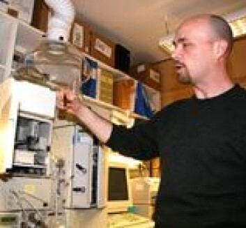 "BENT HELLUM DEMONSTRERER: Forsøkene er gjort in vitro - i laboratoriet. Man tilsetter urten og enzymet i en bestemt mengde, pluss et substrat (legemiddelet) i enzymet. Etter omtrent 20 minutter er metabolittene dannet, og prøvene analyseres i et såkalt HPLC-apparat (high performance liquid chromatography). Resultatene kan avleses med tall og grafer i et spesialprogram på en vanlig PC. (Foto: Tor H. Monsen/NTNU Info)" "BENT HELLUM DEMONSTRERER: Forsøkene er gjort in vitro - i laboratoriet. Man tilsetter urten og enzymet i en bestemt mengde, pluss et substrat (legemiddelet) i enzymet. Etter omtrent 20 minutter er metabolittene dannet, og prøvene analyseres i et såkalt HPLC-apparat (high performance liquid chromatography). Resultatene kan avleses med tall og grafer i et spesialprogram på en vanlig PC. (Foto: Tor H. Monsen/NTNU Info)"