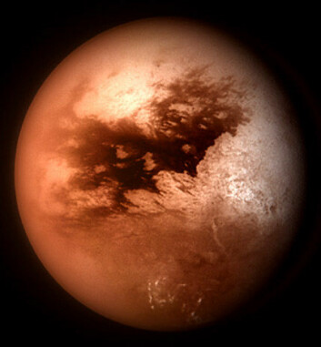 "Titan, Saturns største måne. Titan har en atmosfære av nitrogen, med spor av blant annet metan. Overflaten har flytende væske i form av hydrokarboner. Titan ble undersøkt av ESAs sonde Huygens i 2005."