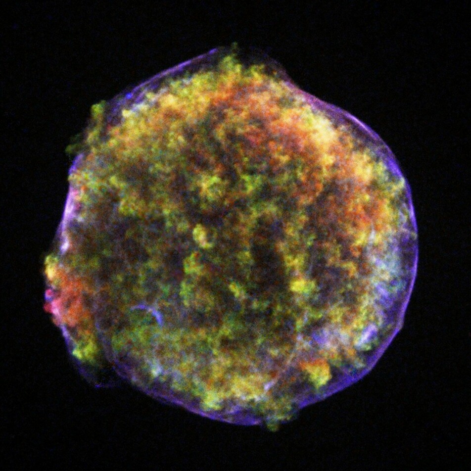Dette er en såkalt SNR (Supernova Remnant) sett i røntgenstråler, altså materien som er igjen etter en supernova-eksplosjon. Inne i en slik SNR kan det finnes nøytronstjerne. Akkurat denne SNR kalles Tychos nova.