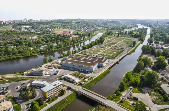 På en øy i elven Vltava (Moldau), som renner gjennom Praha, ligger byens vannverk. Her vanner de gress, busker og blomster med vann fra ulike kilder og undersøker mulige miljø- og helsefarer. På en øy i elven Vltava (Moldau), som renner gjennom Praha, ligger byens vannverk. Her vanner de gress, busker og blomster med vann fra ulike kilder og undersøker mulige miljø- og helsefarer.