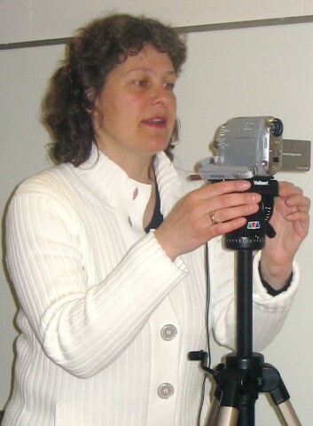 "Professor Janne Bondi Johannessen var prosjektleder for NoTa-innsamlingen. Her klargjør hun kamera før et intervju. (Foto: UiO)" "Professor Janne Bondi Johannessen var prosjektleder for NoTa-innsamlingen. Her klargjør hun kamera før et intervju. (Foto: UiO)"