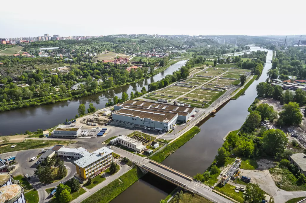 The Prague water treatment facility is located on an island in the river Vltava (Moldau). Here they irrigate lawns, bushes and flower beds using water from a variety of sources. They are looking into the potential risks that wastewater represents to health and the environment