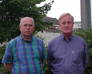 "Førsteamanuensis Kjell Brønstad (t.v.) og overingeniør Arne Solberg ved Fysisk institutt, UiB." "Førsteamanuensis Kjell Brønstad (t.v.) og overingeniør Arne Solberg ved Fysisk institutt, UiB."