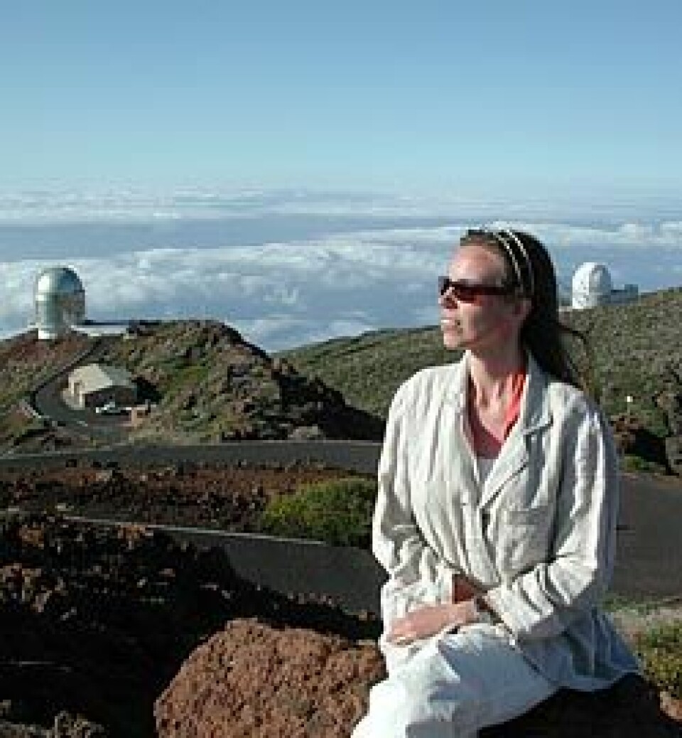 'PÅ TOPPEN AV VERDEN: Anlaug Amanda Kaas er supportastronom på Nordic Optical Telescope (bygningen til venstre), nærmere 2400 meter over havet i et klima hvor 50 prosent av nettene er fullstendig skyfrie. (Foto: Bjarne Røsjø)'