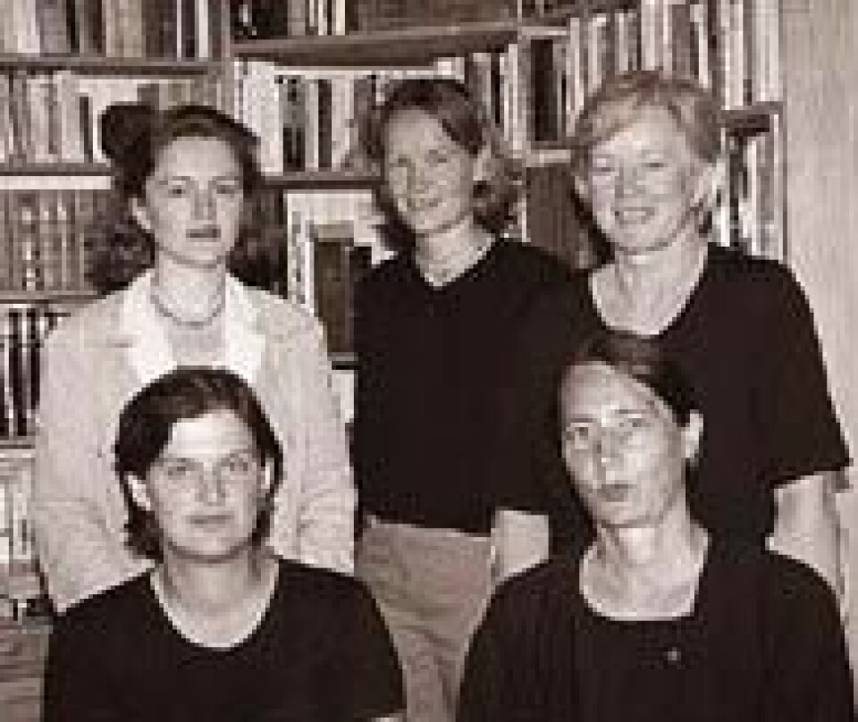 'BOKPROSJEKT: Inger Skjelsbæk (nederst t.v.), Elise Barth, Torunn L. Tryggestad, Gudrun Bertinussen og Kari Karamé har samarbeidet om en bok som dokumenterer kvinners innsats i krig. (Foto: Siw Ellen Jakobsen)'