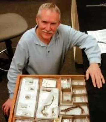 "University of Oregon-arkeologen Dennis L. Jenkins med noe av det han fant i løpet av to somre med utgravninger."