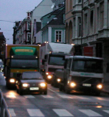 "Nitrogenutslipp skyldes blant annet biltrafikk." "Nitrogenutslipp skyldes blant annet biltrafikk."