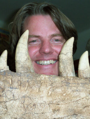 "Under intervjuet ble Jørn Hurum spist av en eldre Tyrannosaurus." "Under intervjuet ble Jørn Hurum spist av en eldre Tyrannosaurus."