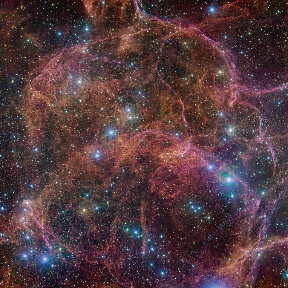 De lysende trådene er lagd av støvet etter en kjempestjerne som eksploderte for bare 11.000 år siden. Velatåken er en diger lysende flekk på himmelen, men du kan ikke se den med bare øynene.
