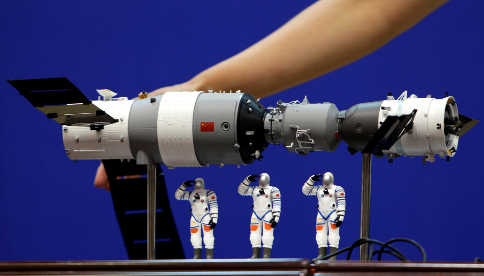 EN modell av den lille romstasjonen Tiangong-1 som gikk i bane rundt jorden mellom 2011 og 2018.