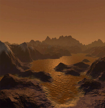 "Titan, Saturns største måne. Her finnes høye fjell og innsjøer fylt med hydrokarbon. Titan har også en atmosfære. I likhet med jordens består den hovedsaklig av nitrogen. Saturns største måne har også is og nedbør i form av hydrokarboner. Bildet er en illustrasjon."