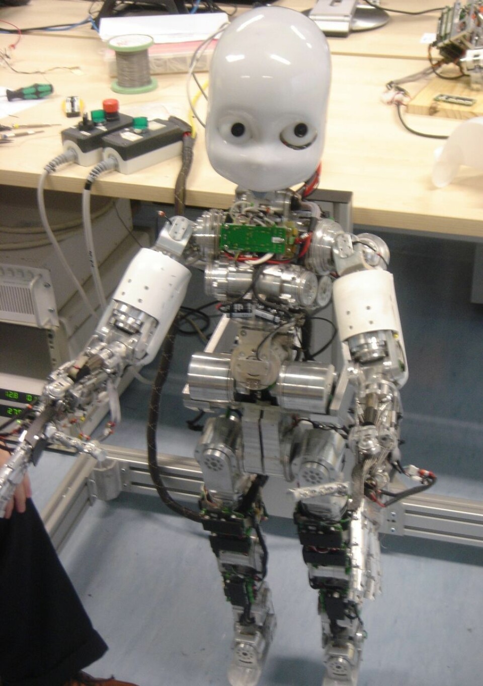 Робот гуди. ICUB робот. Робот для ребенка 3 лет. Дети от робота. Популярных роботов маленьких.