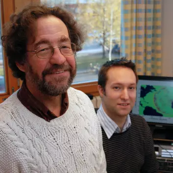 "Finn Løvholt (bak) har basert sitt doktorgradsarbeid på en matematisk beregning som ble gjort av Gisler (foran)."