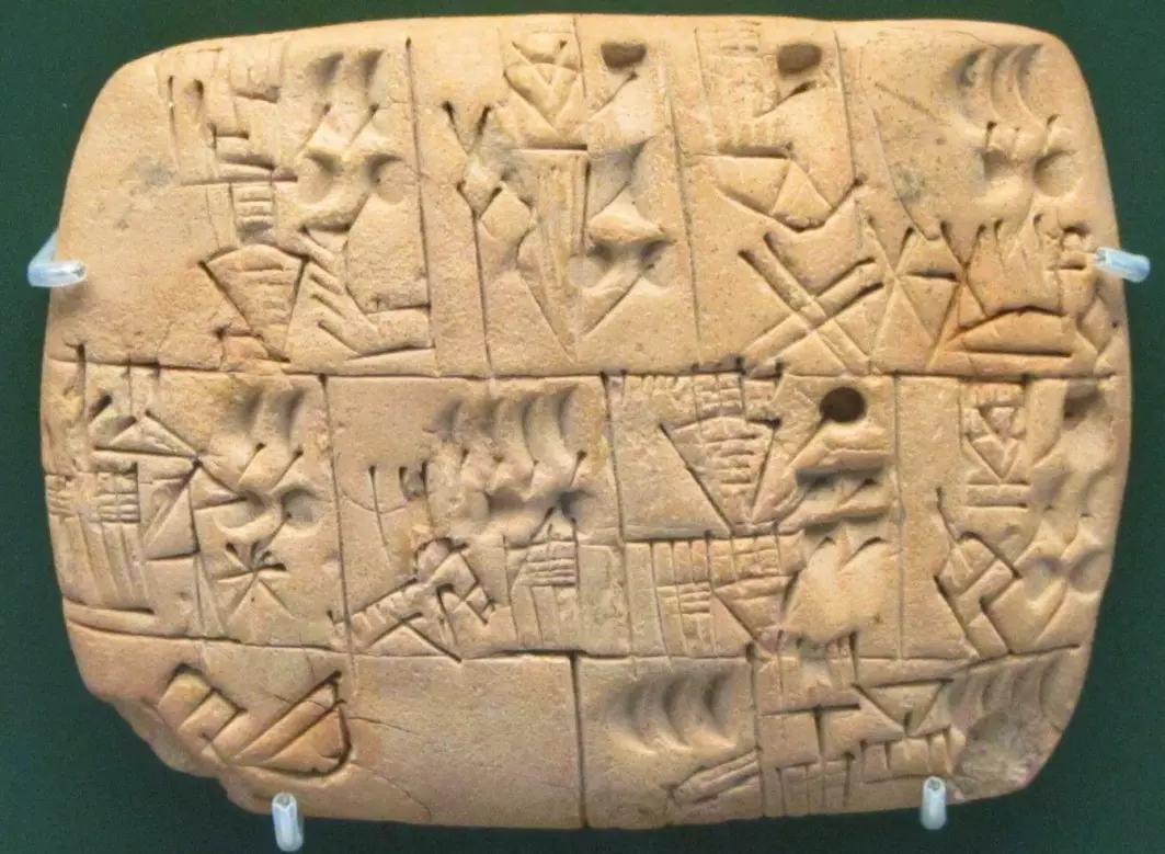 Veldig mange leirtavler fra oldtidens Mesopotamia handler om regnskap og forretning. Denne 5.000 år gamle tavlen skal ta for seg en fordeling av øl.