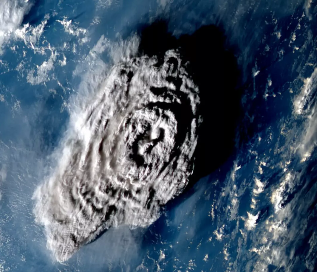 Her er skyen av aske og vann, 100 minutter etter at vulkanutbruddet startet.