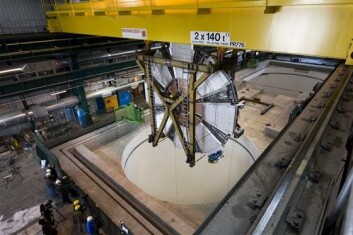 "Det siste elementet til ATLAS-detektoren veier 100 tonn og er 9,6 meter i diameter. The small wheel omtales Muonspektrometeret som. Det er to slike små hjul i ATLAS-detektoren i CERN. Foto: CERN." "Det siste elementet til ATLAS-detektoren veier 100 tonn og er 9,6 meter i diameter. The small wheel omtales Muonspektrometeret som. Det er to slike små hjul i ATLAS-detektoren i CERN. Foto: CERN."