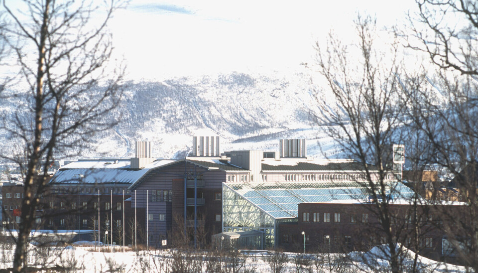 Kontrollrutiner må ha sviktet da UiT knyttet til seg den spionsiktede gjesteforskeren, hevder historieprofessor. Avsporing, svarer universitetet.
