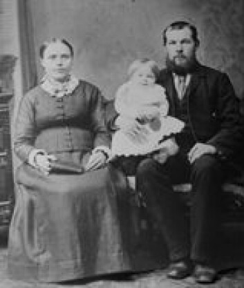 "Ekteparet Ingeborg (f. Nygaard) og John Ness. Madison, Wisconsin 1886. Begge kjem frå same bygda i Valdres, men voks opp i USA."