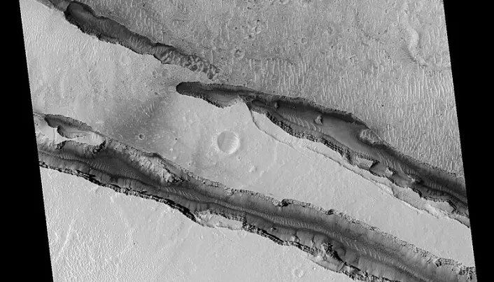 Hva er det som skjer under Mars-overflaten ved Cerberus Fossae?