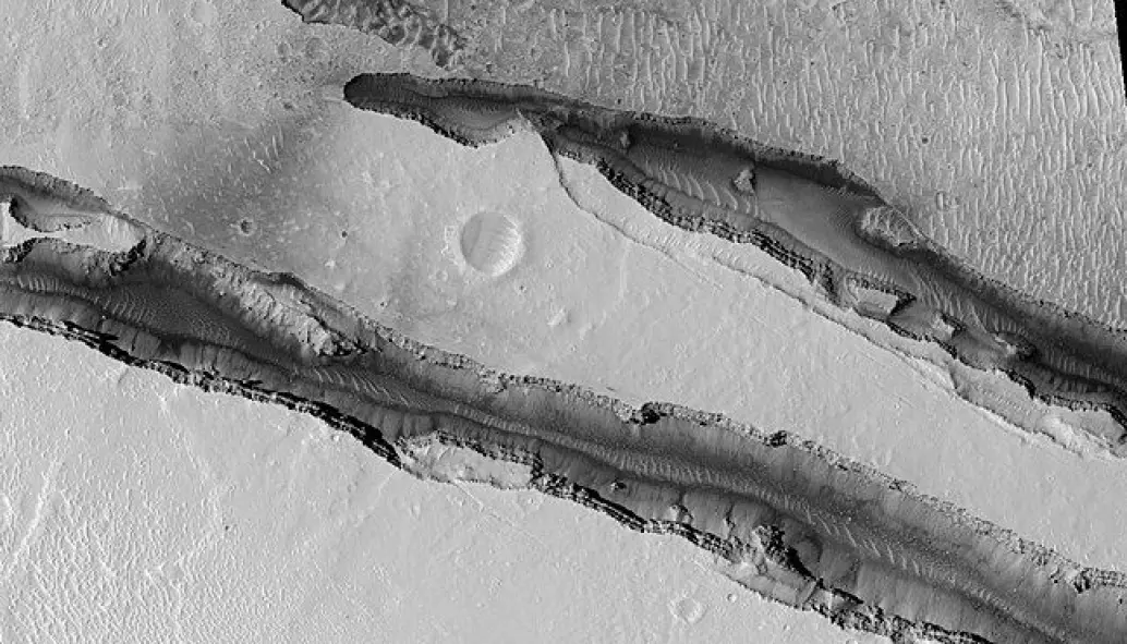 Disse sprekkene kalles Cereberus Fossae og er flere kilometer lange. Bildet er tatt av Mars-satellittobservatoriet HiRise.