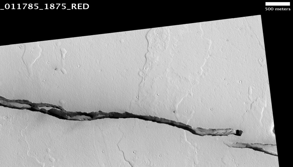 En annen detalj fra Cerberus-sprekkene, sett av HiRise. Skala-streken øverst er 500 meter, så sprekkene du ser på bildet er flere kilometer lange.