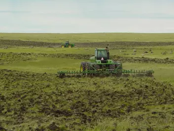 "Amerikanske bønder pløyer prærie i Sør Dakota for å dyrke biobrensel. Problemet er at utslippene av slik produkson ofte overstiger besparelsene i CO2-utslipp som biodrivstoffet kan føre til. (Foto: Boyd Schulz)"