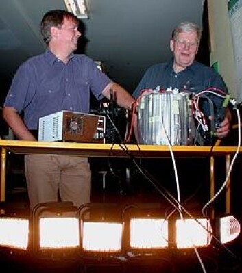 "PÅ HAVETS BUNN. Espen Haugs (t.v.) og Frank Strand tester Magtechs frekvensomformer. (Foto: Bjarne Røsjø)" "PÅ HAVETS BUNN. Espen Haugs (t.v.) og Frank Strand tester Magtechs frekvensomformer. (Foto: Bjarne Røsjø)"