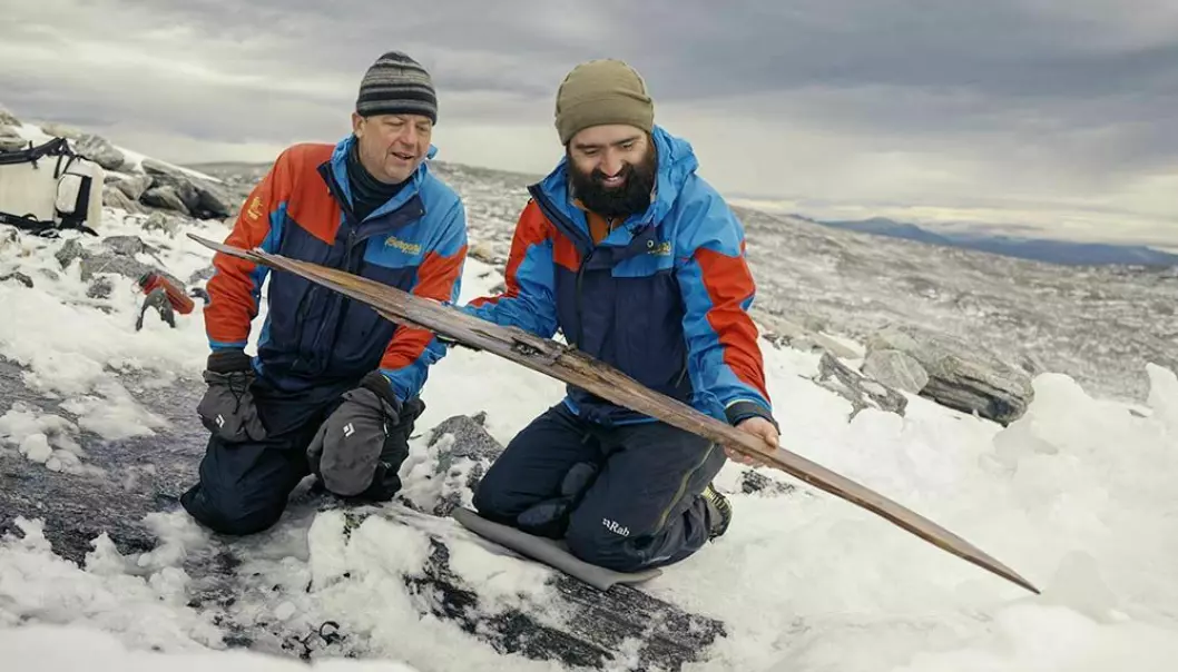 I 2021 oppdaget forskere en svært godt bevart ski fra vikingtiden som lå rett ved en ski de hadde funnet tidligere. Her er Espen Finstad og Julian Post-Melby med funnet.