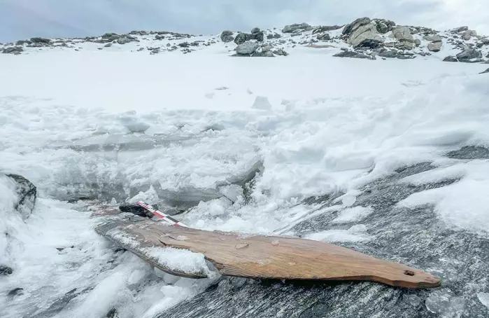 Ski nummer to ble oppdaget i 2021, med tuppen stikkende opp fra isen.