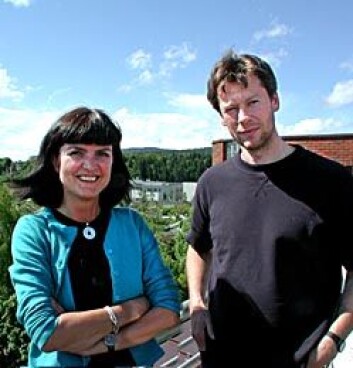 "DEN STORE FORSKJELLEN: Miljøforskerne Tora Skodvin og Jon Birger Skjærseth har lett etter forklaringen på oljeselskapene Shells og ExxonMobils ulike strategier i klimaspørsmål. (Foto: Bjarne Røsjø)" "DEN STORE FORSKJELLEN: Miljøforskerne Tora Skodvin og Jon Birger Skjærseth har lett etter forklaringen på oljeselskapene Shells og ExxonMobils ulike strategier i klimaspørsmål. (Foto: Bjarne Røsjø)"