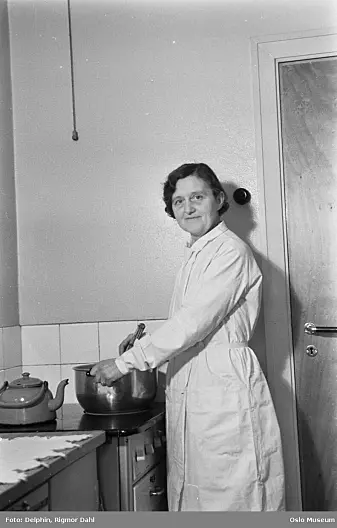 Husmødrene hadde god kontroll på innkjøp og oppbevaring av mat. Denne kvinnen er avbildet i Holmboes gate i Oslo i 1941.