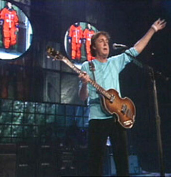 "Sir Paul McCartney på en konsert som ble direkteoverført til mannskapet på den Internasjonale Romstasjonen." "Sir Paul McCartney på en konsert som ble direkteoverført til mannskapet på den Internasjonale Romstasjonen."